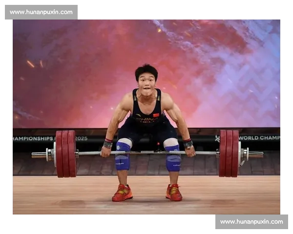 举重比赛惊险瞬间：运动员失误引发全场紧张气氛